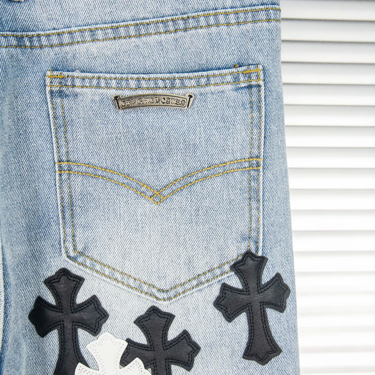 P240 Chrome Hearts light blue, black and white multi-quick leather couple jeans are a hot item this season and are sought after by countless celebrities and fashionistas. The neat details of the cutting process add color to the playful fashion! The neat and meticulous design, and the well-fitting structure is unique. The upper body not only has outstanding recognition, but also looks younger and younger. A style with the ultimate wearing meaning and performance, gorgeous color matching, and the craftsmanship of this style is also extremely extraordinary. After the finished product is washed, it is disassembled and hand-made with sheepskin cross leather and then spliced ​​together to complete. The whole piece has too many craftsmanship to describe. It is decorated with patchwork cross flowers and high-waisted washed jeans! ! Absolutely high-end luxury product, a god-level single product, a super popular product, made by top heavy industry, a magic weapon that cannot be missed. Style number: 1830# Size: 28 30 32 34 36 Color: light blue
